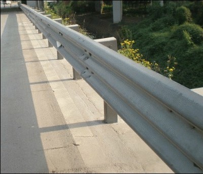 高速公路防撞护栏板多少钱一米？华安解析86元/延米波形护栏的真相与选购指南